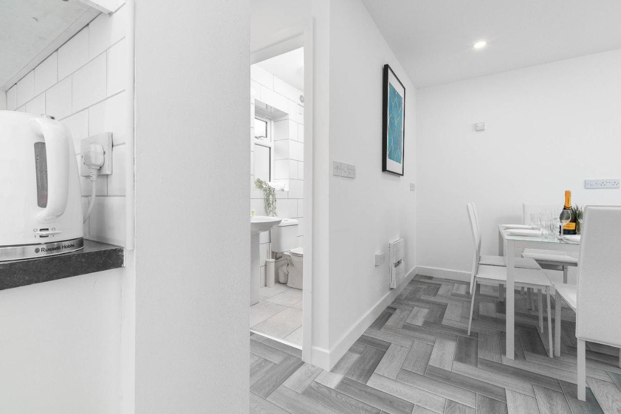 5 Bedroom House - 10 Guests - Multiple Off Street Parking - Garden - Smart Tv - Wifi - Contractors - Families - Groups Бирмингем Экстерьер фото